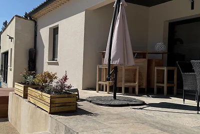 Villa mit Pool und Jacuzzi nahe Châteauneuf-d...
