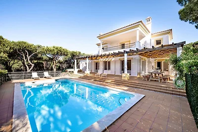 Grande villa con piscina privata a pochi pass...