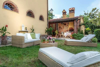 Charmantes Ferienhaus in Uzzano mit Garten