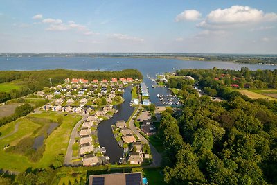 Comfortabel chalet aan het water, op een park