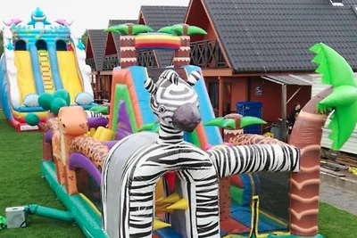 Zweistöckige Ferienhäuser mit Swimmingpool,...