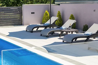 Villa in Kužinići mit Schwimmbecken