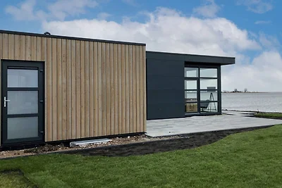 Modernes Ferienhaus mit dekorativem Kamin