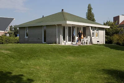 Kompakter Wellness-Bungalow am Wasser