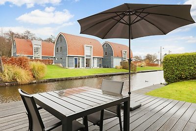 Bungalow aan het water op een vakantiepark