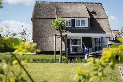 Strohgedeckte Villa mit Lounge am Wasser