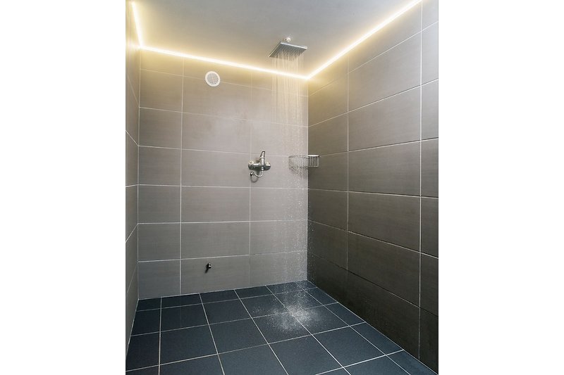 Begehbare Dusch im Untergeschoss