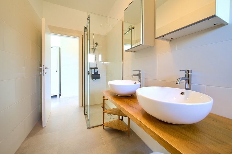 Schönes Badezimmer mit stilvoller Ausstattung und Holzboden.