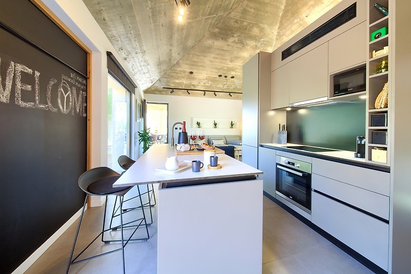 Moderne Küche mit stilvoller Einrichtung und hochwertigen Geräten. Perfekt zum Kochen und Entspannen!
