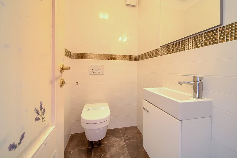 Ein modernes Badezimmer mit lila Akzenten und stilvoller Beleuchtung.