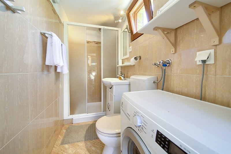 Ein modernes Badezimmer mit stilvoller Einrichtung und hochwertigen Armaturen.