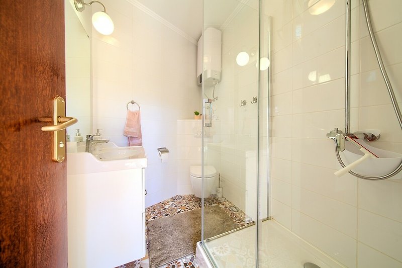Ein modernes Badezimmer mit stilvoller Dusche und hochwertigen Armaturen.