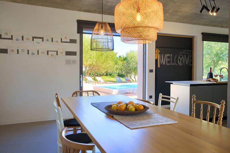 Gemütliche Küche mit stilvoller Einrichtung und Holzboden. Perfekt zum Kochen und Entspannen!