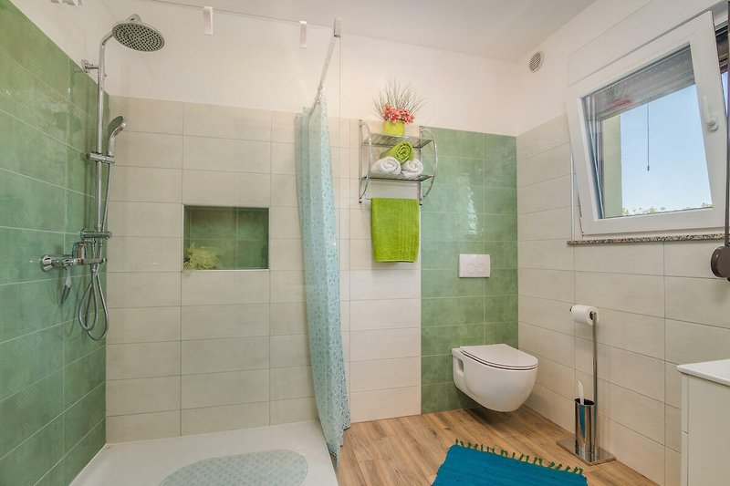 Lila Badezimmer mit moderner Ausstattung und Spiegel