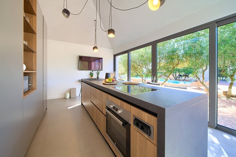 Moderne Küche mit stilvoller Einrichtung und hochwertigen Geräten. Perfekt zum Kochen und Entspannen!