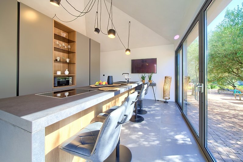 Gemütliches Wohnzimmer mit Holzboden und stilvoller Einrichtung. Entspannen Sie sich in diesem charmanten Raum!