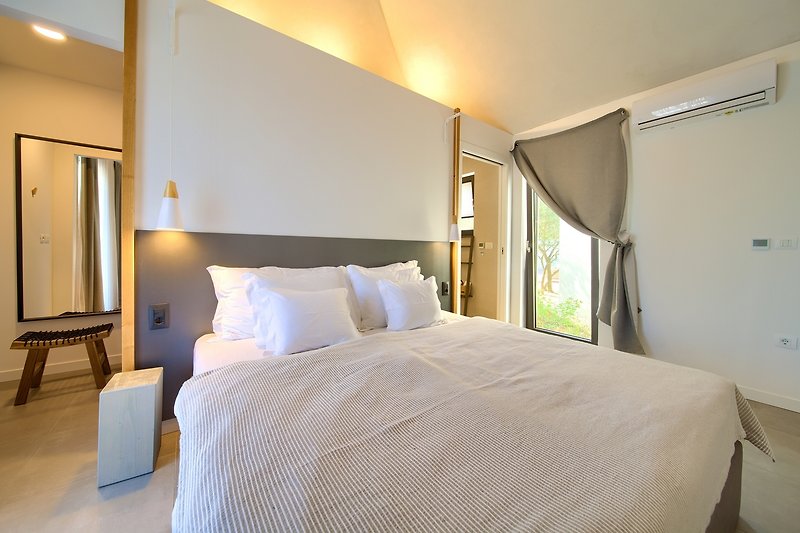 Gemütliches Schlafzimmer mit Holzmöbeln und bequemem Bett. Entspannen Sie sich in diesem charmanten Raum!