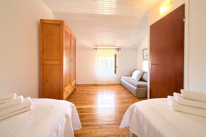 Gemütliches Schlafzimmer mit stilvollem Holzmobiliar und bequemem Bett.