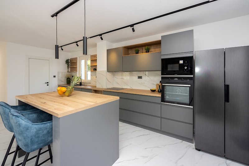 Schöne Küche mit stilvoller Einrichtung und modernen Geräten.