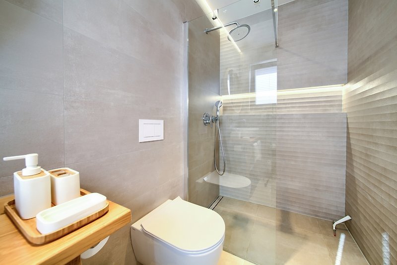 Modernes Badezimmer mit stilvollem Design und hochwertigen Armaturen. Genießen Sie Komfort und Sauberkeit!