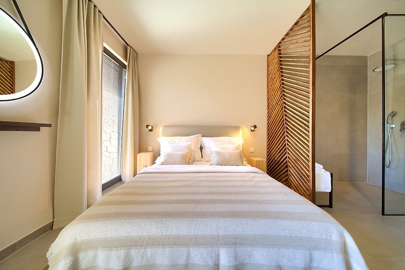 Gemütliches Schlafzimmer mit bequemem Bett und stilvoller Einrichtung. Entspannen Sie sich in diesem charmanten Raum!