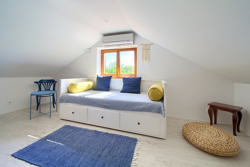 Einladendes Schlafzimmer mit stilvollem Holzmobiliar und bequemem Bett.