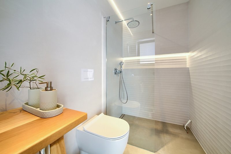 Modernes Badezimmer mit stilvoller Einrichtung und hochwertigen Armaturen. Genießen Sie Komfort und Sauberkeit!