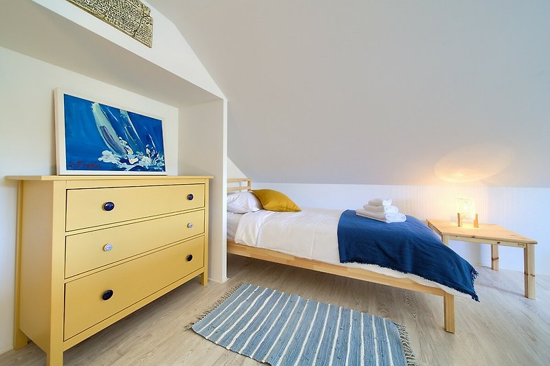 Gemütliches Schlafzimmer mit stilvollem Holzmobiliar und bequemem Bett.