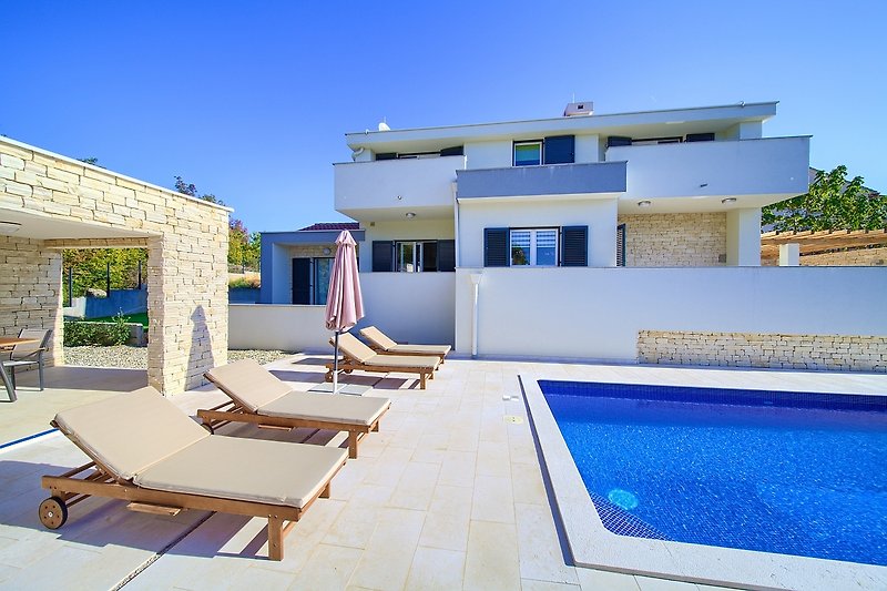 Schönes Ferienhaus mit Pool und Blick auf das azurblaue Meer.