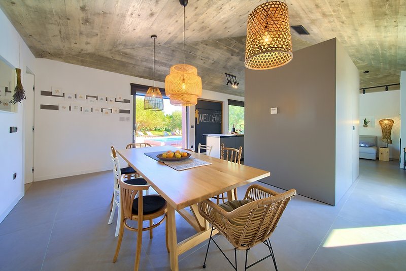 Geräumiges Wohnzimmer mit stilvoller Einrichtung und Holzboden. Entspannen Sie sich in diesem einladenden Raum!