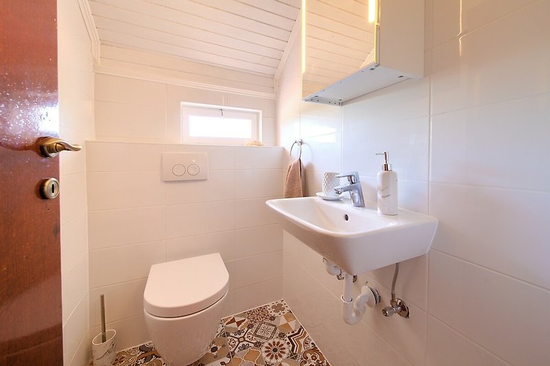 Ein modernes Badezimmer mit stilvoller Ausstattung und sauberem Design.