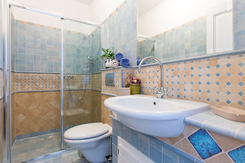 Modernes Badezimmer mit lila Akzenten und stilvoller Ausstattung.