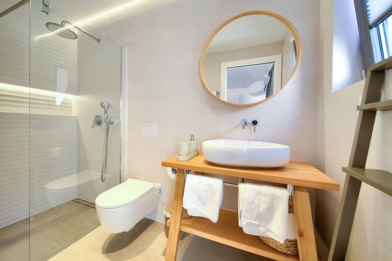 Ein stilvolles Badezimmer mit lila Akzenten und modernem Design. Genießen Sie Komfort und Sauberkeit in diesem luxuriösen Raum!