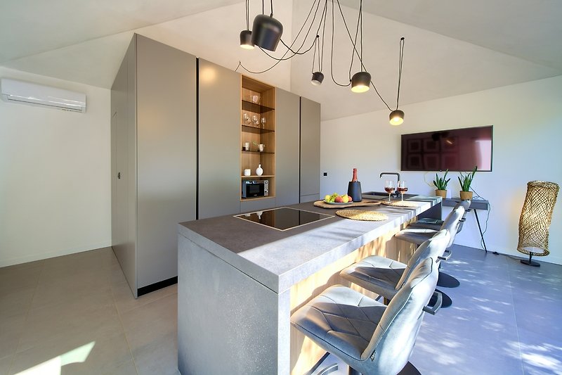 Modernes Wohnzimmer mit stilvoller Einrichtung und gemütlichem Ambiente. Entspannen Sie sich in diesem eleganten Raum!