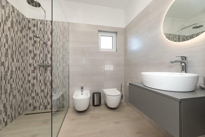 Modernes Badezimmer mit stilvoller Einrichtung und Holzmöbeln.