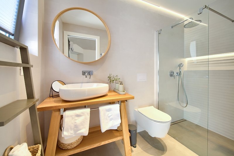 Modernes Badezimmer mit lila Akzenten und hochwertigen Armaturen. Genießen Sie Komfort und Sauberkeit!