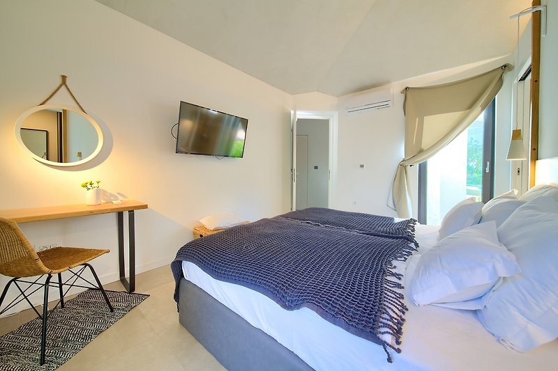 Gemütliches Schlafzimmer mit bequemem Bett und stilvoller Einrichtung. Entspannen Sie sich in diesem charmanten Raum!