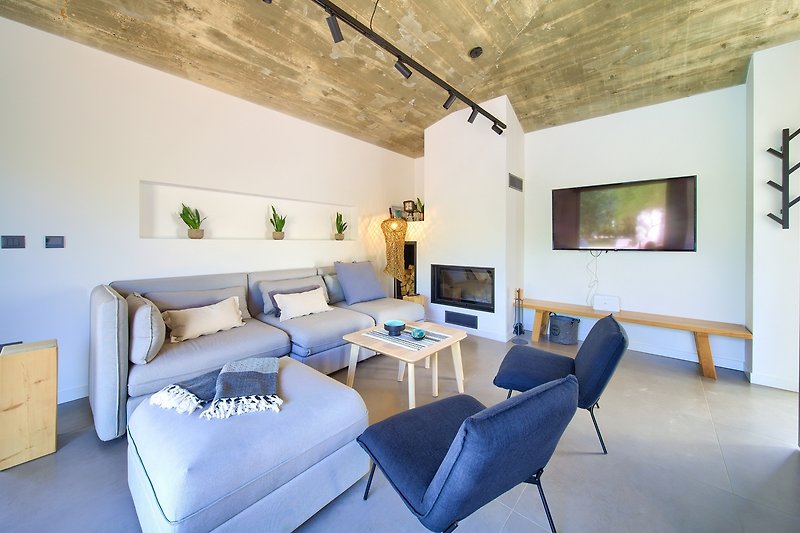Gemütliches Wohnzimmer mit stilvoller Einrichtung und bequemer Couch. Entspannen Sie sich in diesem charmanten Raum!