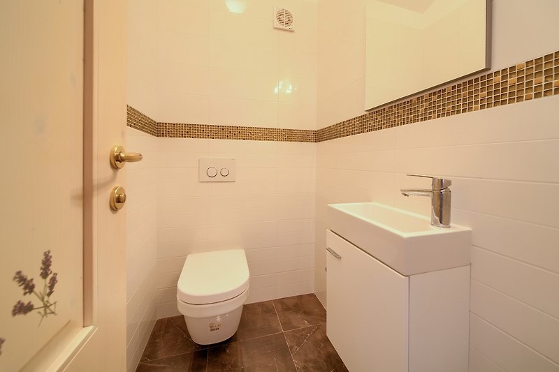 Ein modernes Badezimmer mit lila Akzenten und stilvoller Einrichtung.