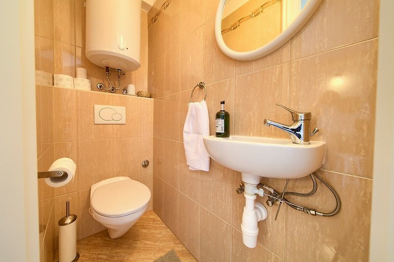 Ein modernes Badezimmer mit stilvoller Ausstattung.