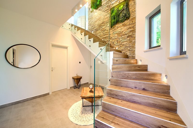 Moderne Wohnung mit stilvoller Einrichtung und Holzboden.