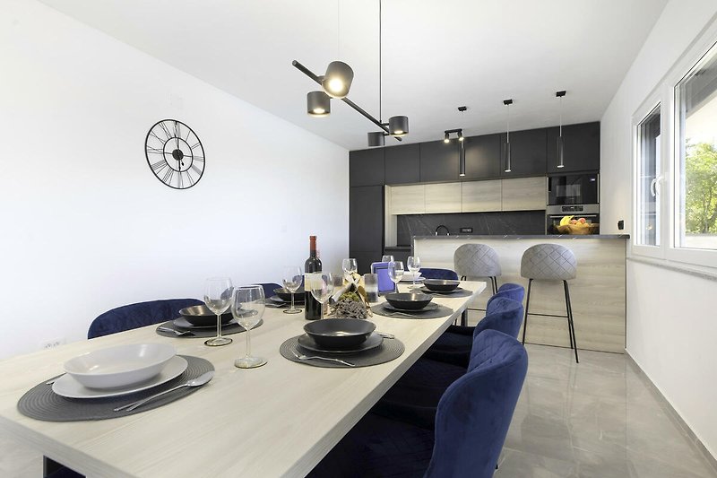 Moderne Küche mit Holzmöbeln, grauem Boden und stilvoller Einrichtung.