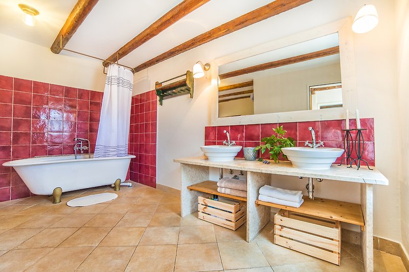 Schönes Badezimmer mit Holzmöbeln und stilvoller Beleuchtung.