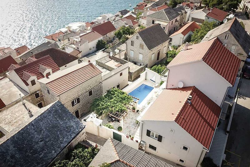 Städtische Aussicht: Gebäude, Wasser und Bäume im Vorort.