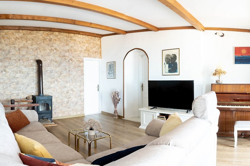 Gemütliches Wohnzimmer mit Holzmöbeln und stilvoller Einrichtung.