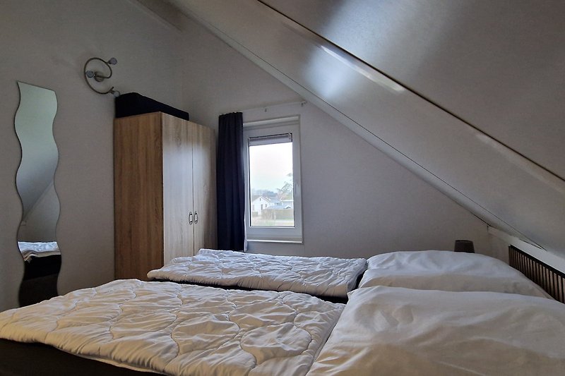 2. Schlafzimmer mit Doppelbett u. Fenster zum Wasser