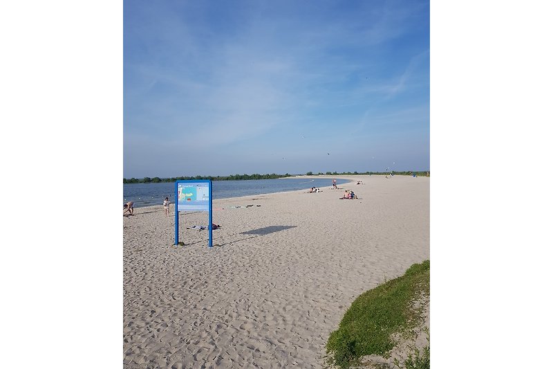 Strand am Strandpaviljoen De Zoete Zee.