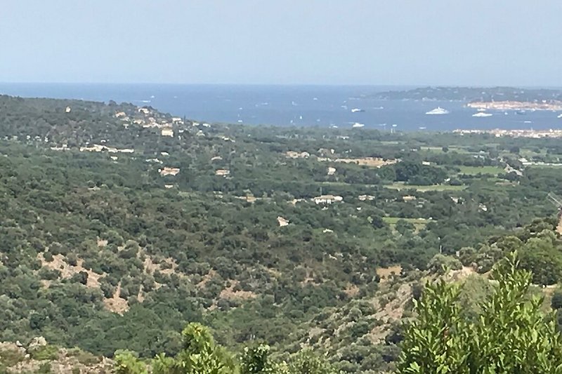Panorama-Blick auf Meer und Saint-Tropez von der Terrasse