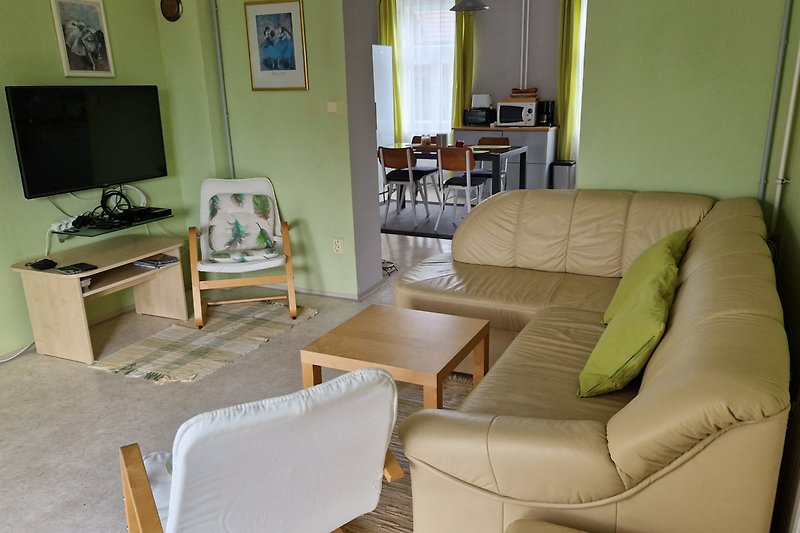 Gemütliches Wohnzimmer mit bequemer Couch und stilvollem Interieur.
