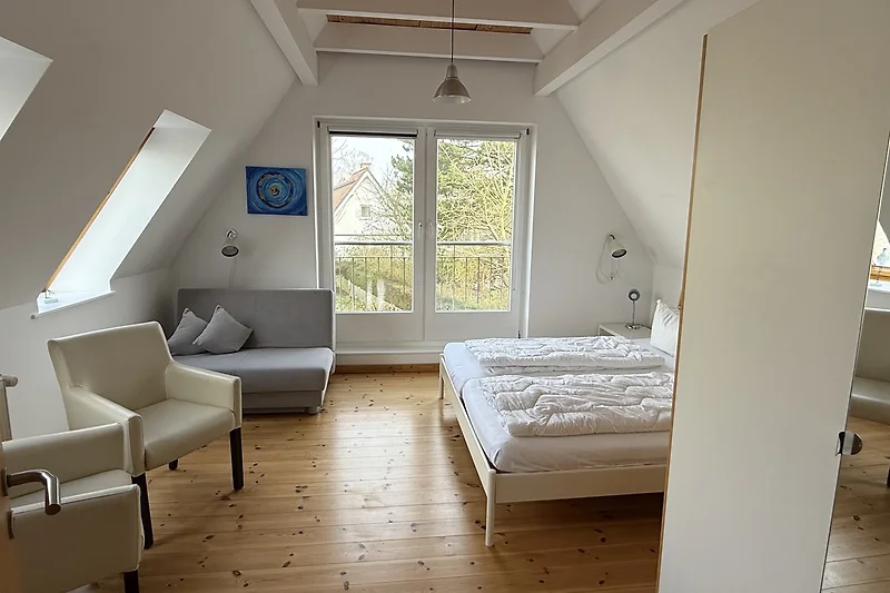Hochwertiges Holz, edle Möbel und großzügiges Schlafzimmerambiente.